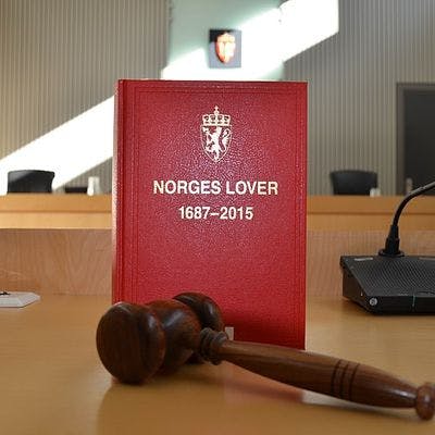 Norges lover og dommerklubb i en rettssal.