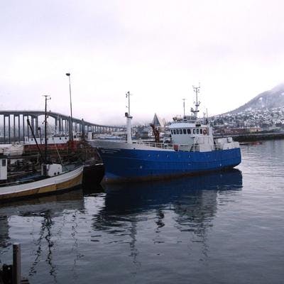 To fiskefartøy - et norsk og et russisk - ligger til kai i Tromsø. 