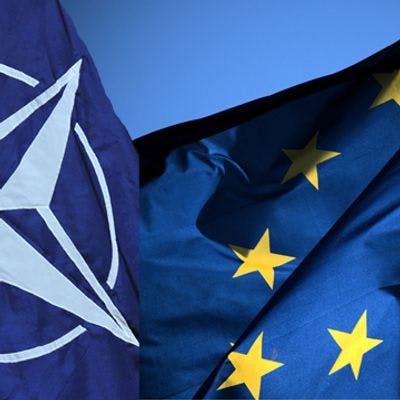 Fotocollage av et NATO-flagg og et EU-flagg som begge vaier i vinden.