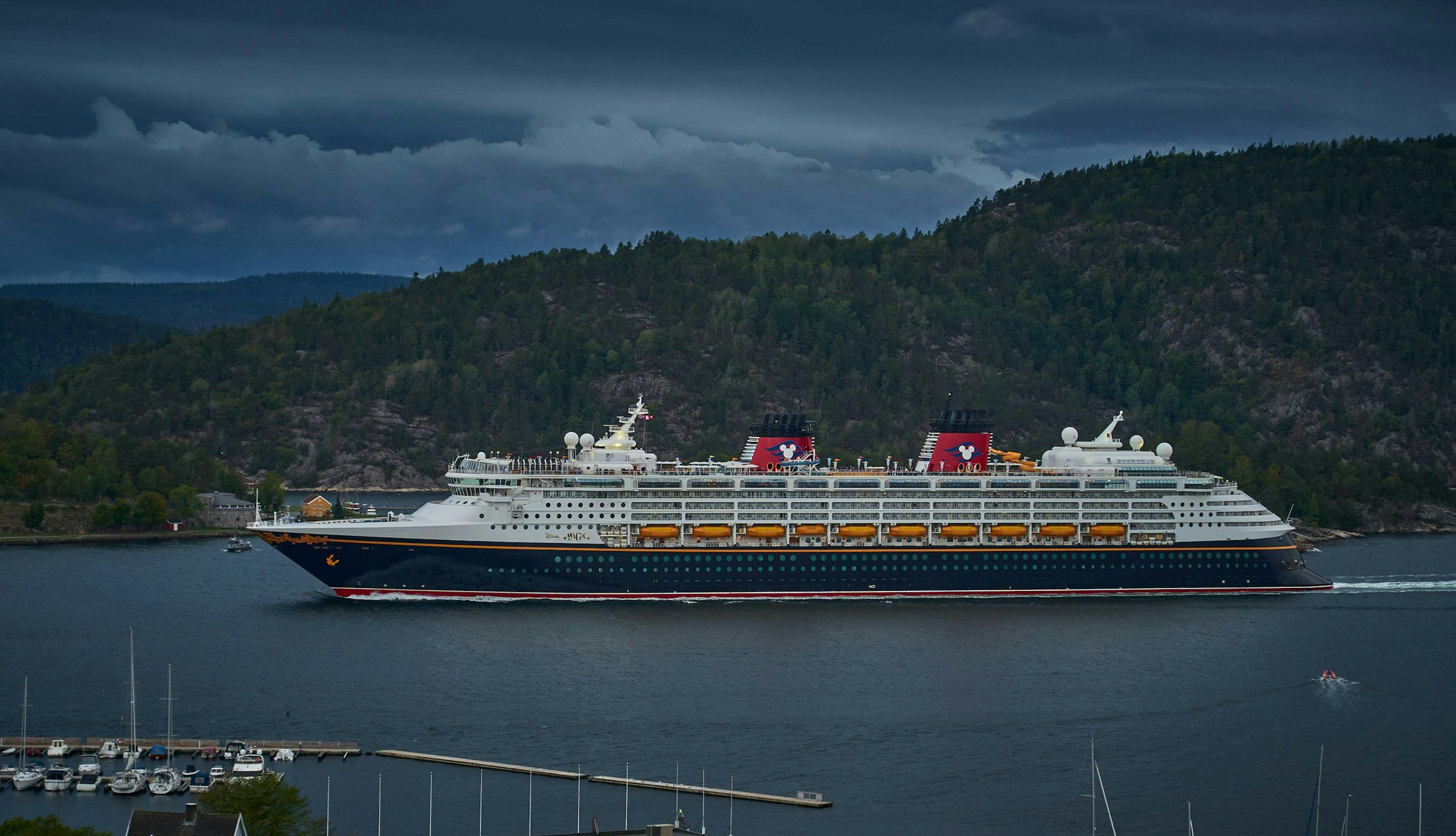 Cruiseskip på vei inn i norsk fjord. 